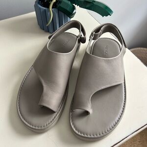 VINCE. Womens sz 8 Gray Olsen Round Toe Leather Sling Back Sandal Wood Smoke